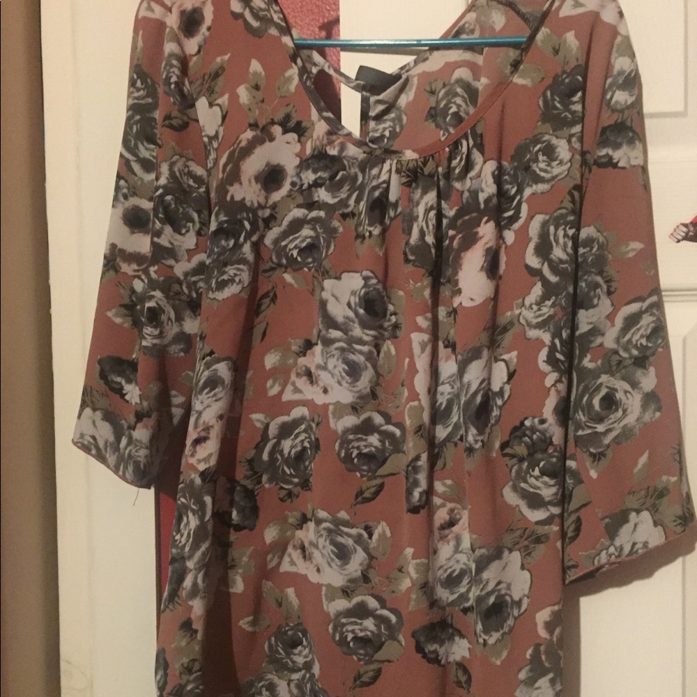 Blush Rose Gold Flowered Shirt 2x Keyhole Back